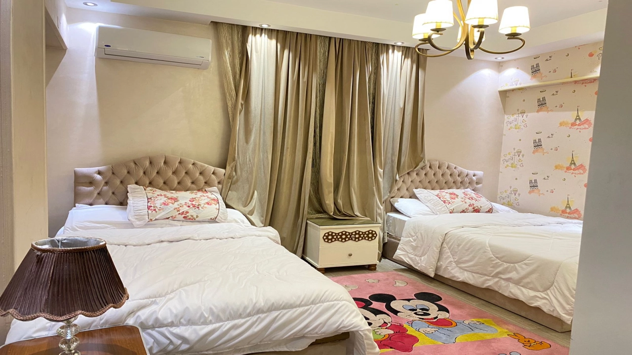 شقة مفروشة للايجار 3 غرف 2حمام وريسبشن كبير ومطبخ فى الدقى