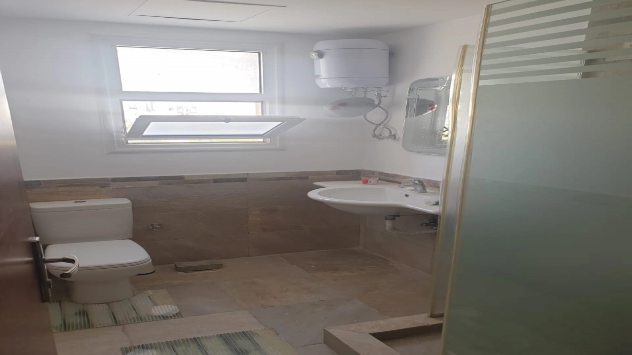 دوبلكس للايجار في امواج الدور الارضي 3غرف