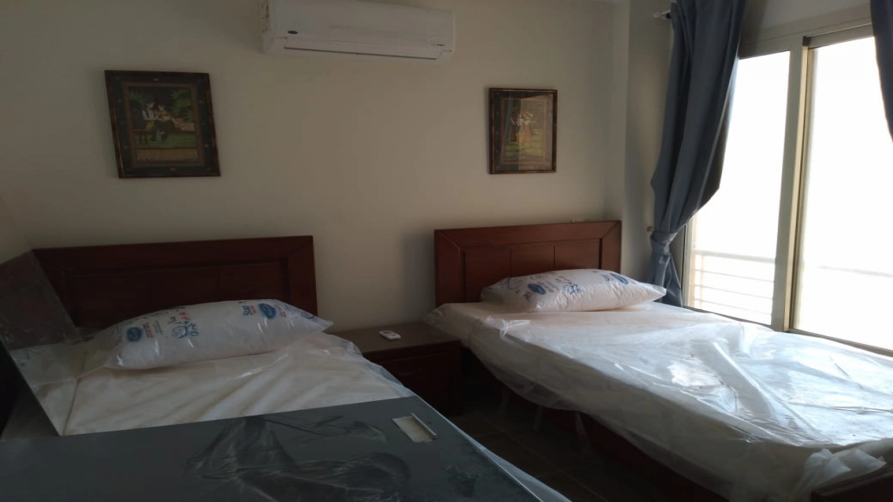 فيلا دوبلكس للايجار في تلال الساحل ارضي بجاردن 4غرف