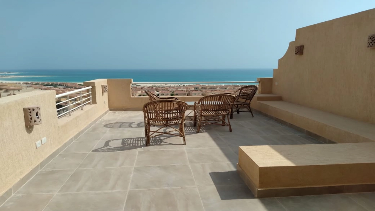 فيلا دوبلكس للايجار في تلال الساحل ارضي بجاردن 4غرف