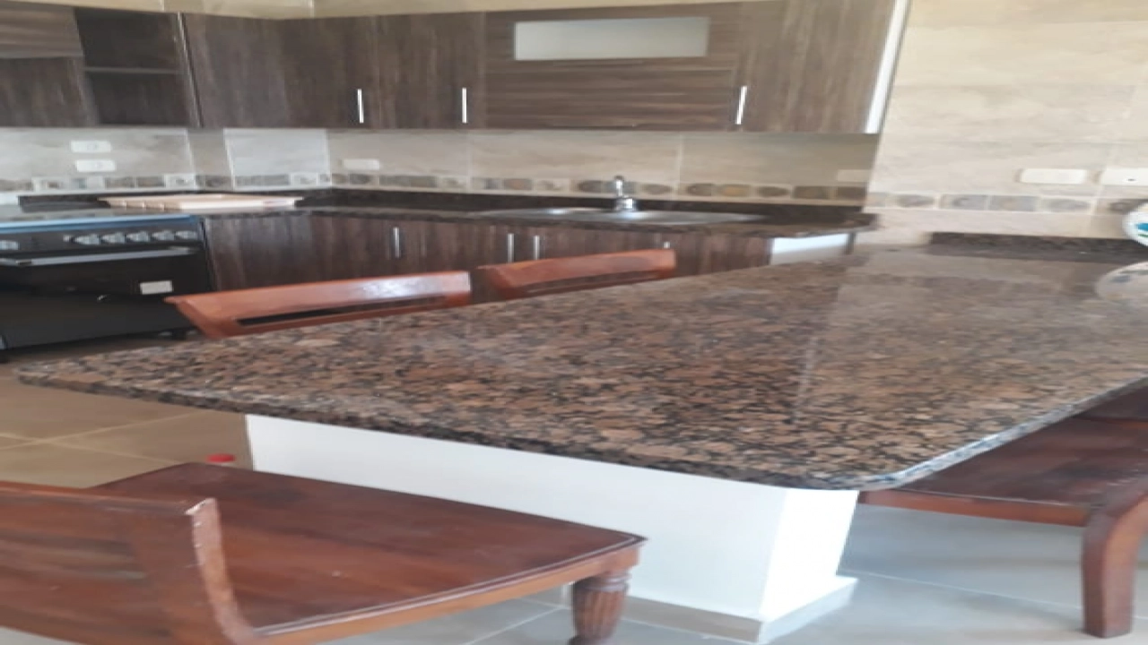 فيلا دوبلكس للايجار في تلال الساحل ارضي بجاردن 4غرف