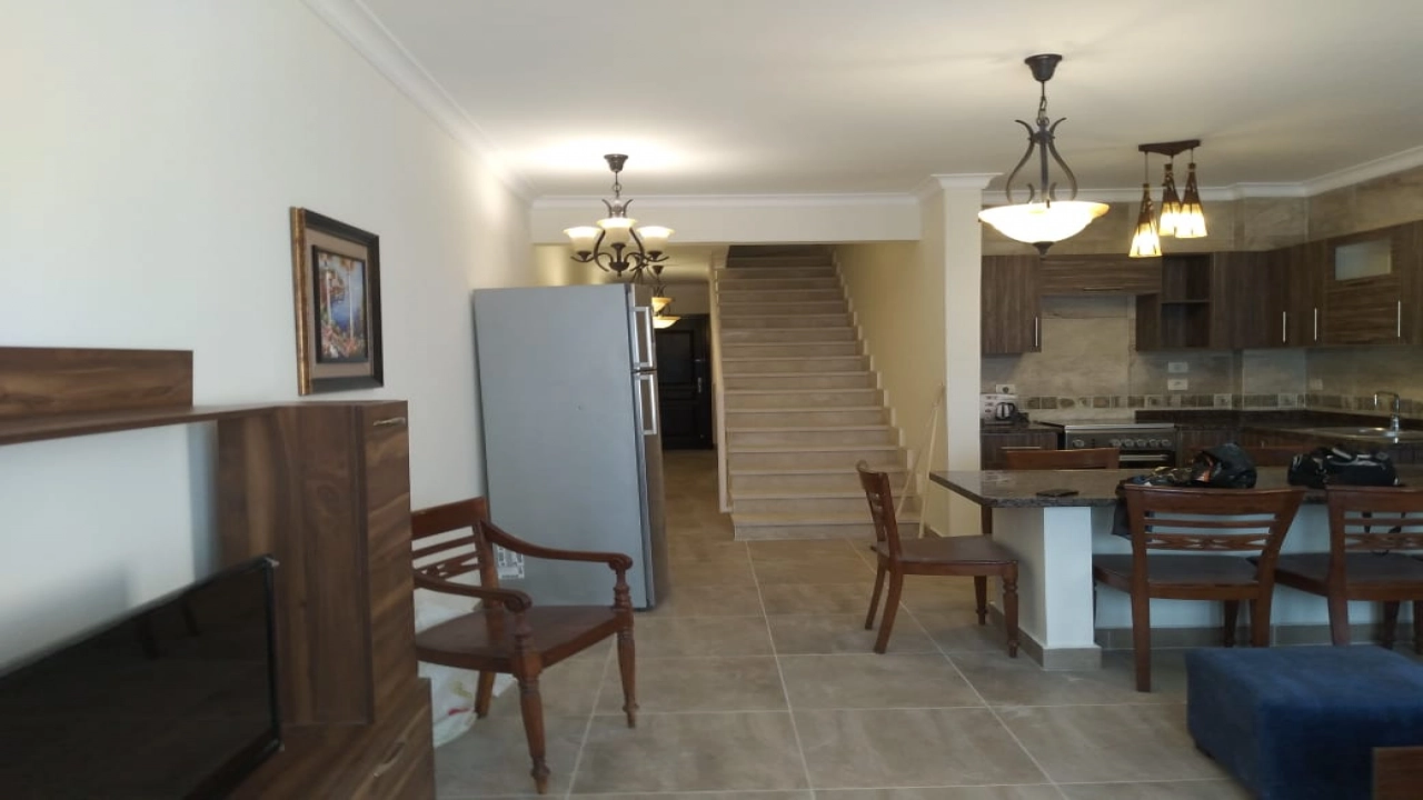 فيلا دوبلكس للايجار في تلال الساحل ارضي بجاردن 4غرف