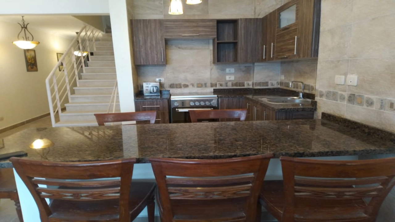 فيلا دوبلكس للايجار في تلال الساحل ارضي بجاردن 4غرف