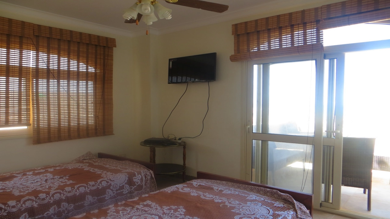 توين هاوس للايجار في تلال الساحل الشمالي ارضي بجاردن 4غرف