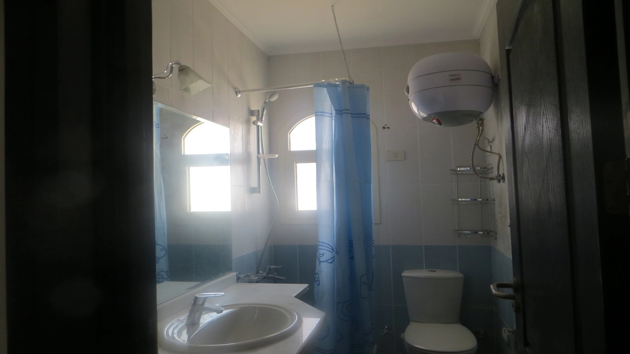 توين هاوس للايجار في تلال الساحل الشمالي ارضي بجاردن 4غرف