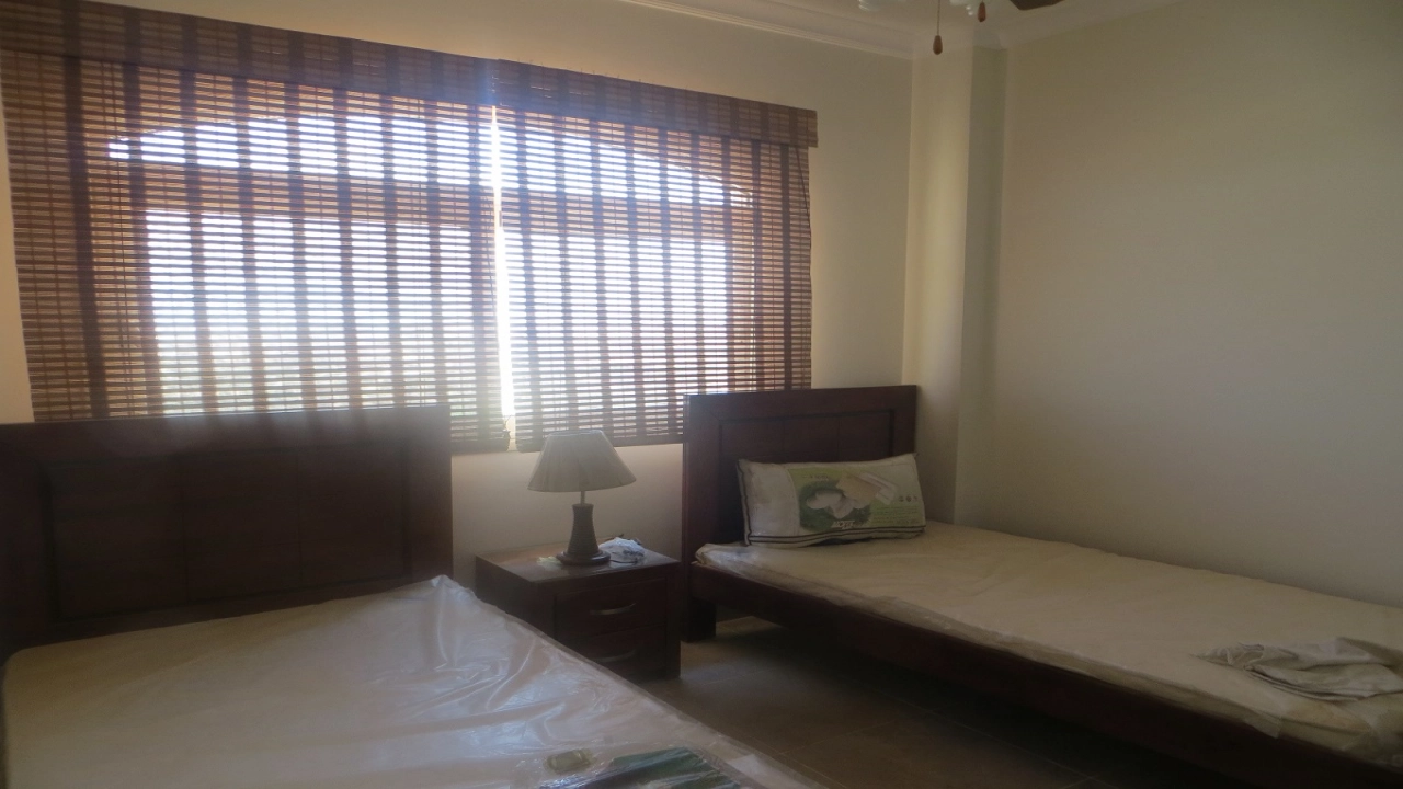 توين هاوس للايجار في تلال الساحل الشمالي ارضي بجاردن 4غرف