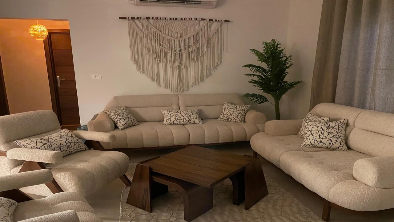 شاليه للايجار في جايا راس الحكمه غرفتين دور ارضي