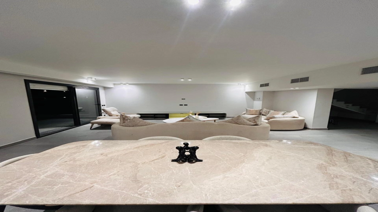 فيلا للايجار في بلايا راس الحكمة ارضي 4غرف