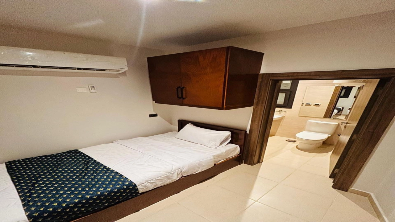 فيلا للايجار في بلايا راس الحكمة ارضي 4غرف