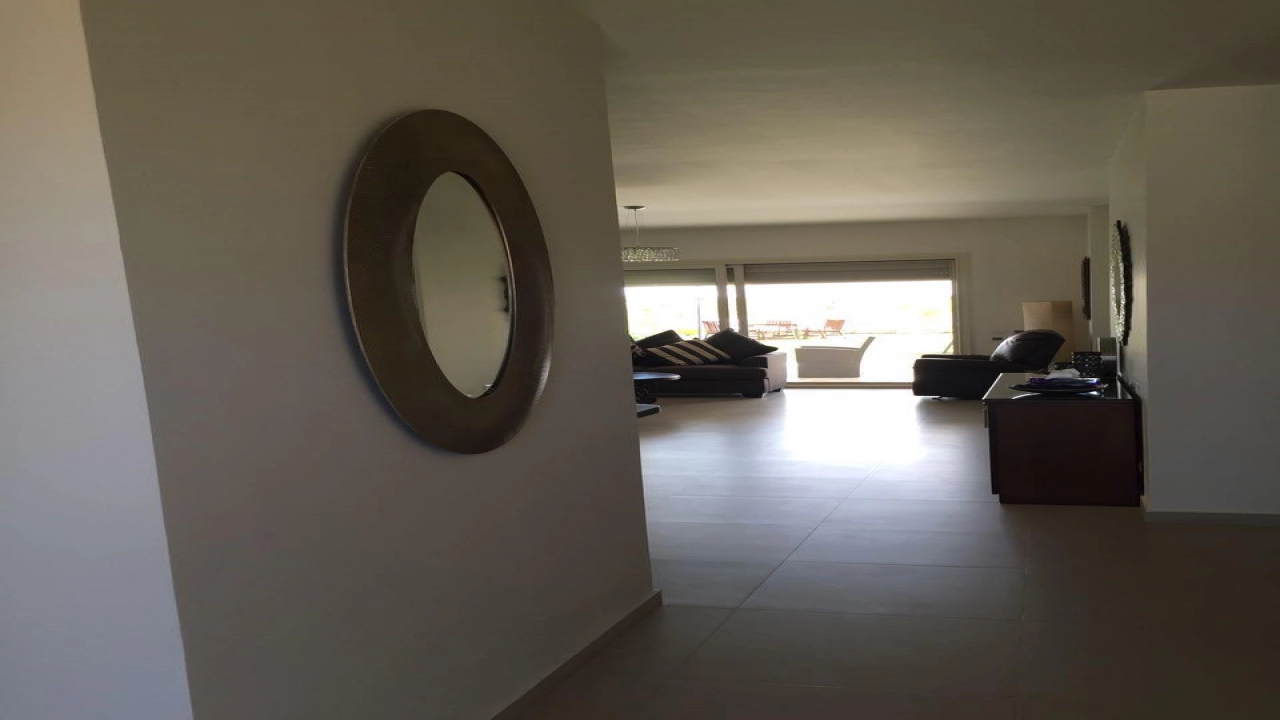 فيلا للايجار في بلايا راس الحكمة ارضي 4غرف