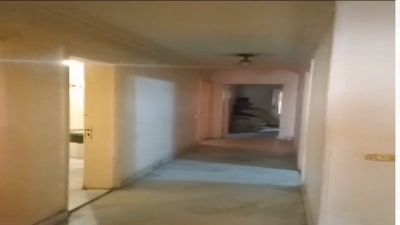 شقة للبيع بدون فرش مكونة من 5 غرف نوم منهم 3 ماستر وريسبشن ومطبخ