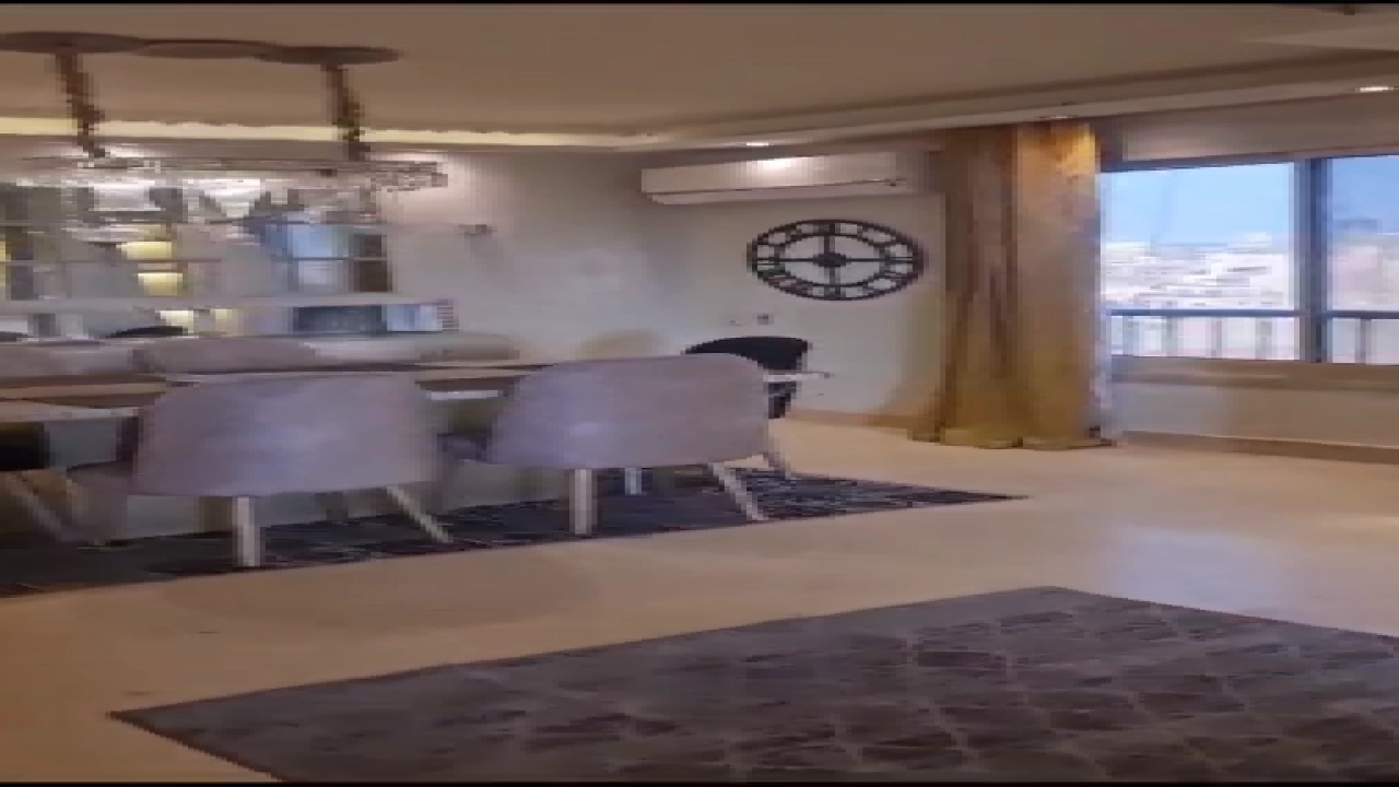 شقة مفروشة فرش فندقي مكونة من 3 غرف نوم و 3 حمام ريسبشن ومطبخ امريكيفي موقع مميز بالمهندسين وقريب من كل تاخدمات