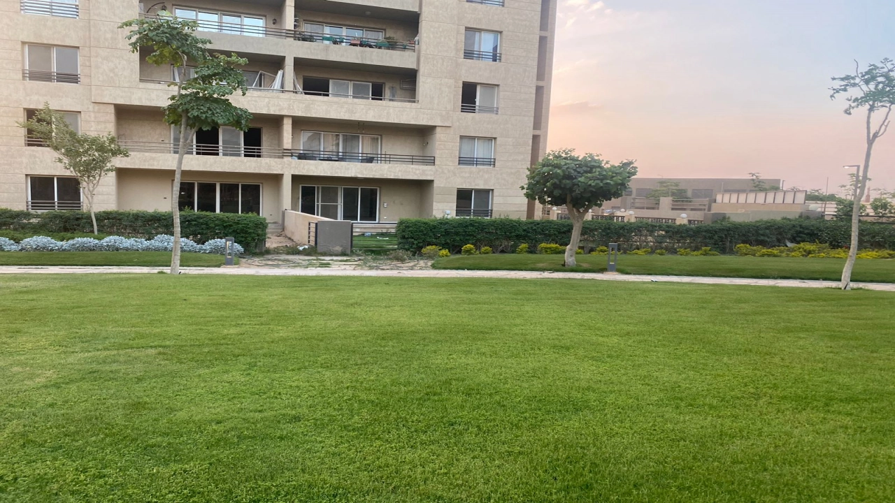 شقة للايجار نصف مفروش في كمبوند في التجمع 4 غرف نوم و4 حمام وريسبشن 4 قطع ومطبخ