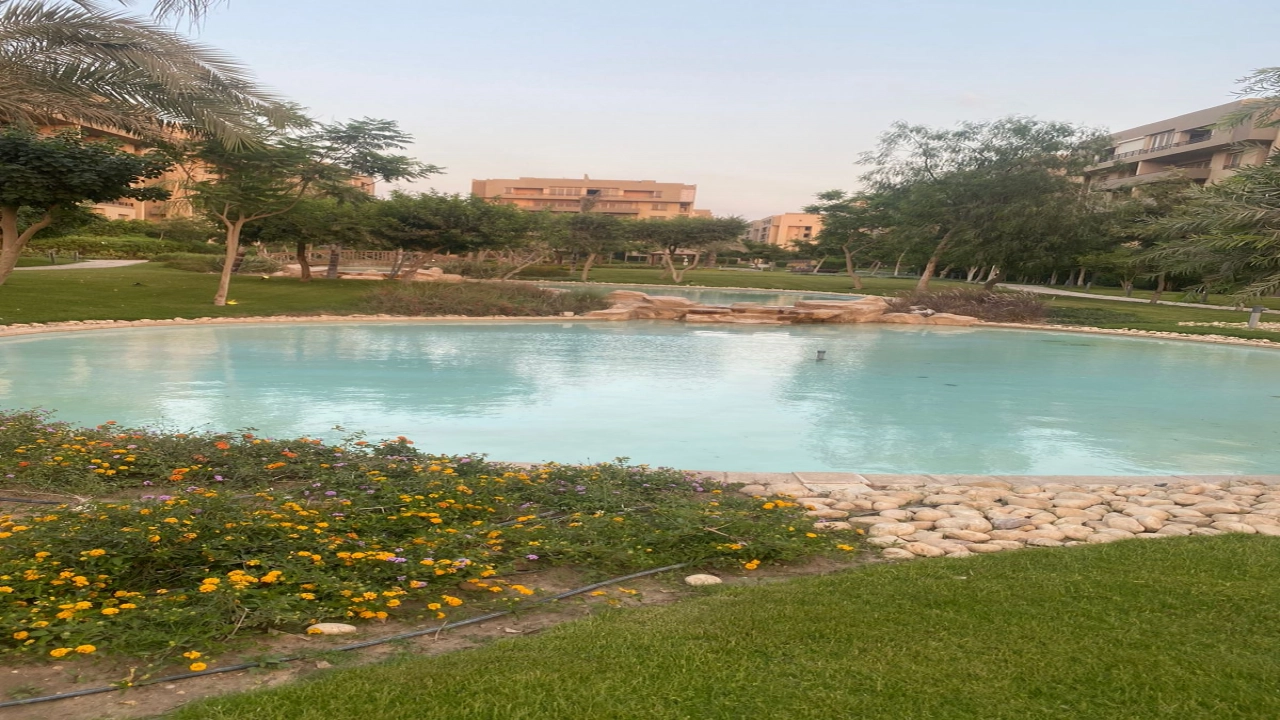 شقة للايجار نصف مفروش في كمبوند في التجمع 4 غرف نوم و4 حمام وريسبشن 4 قطع ومطبخ