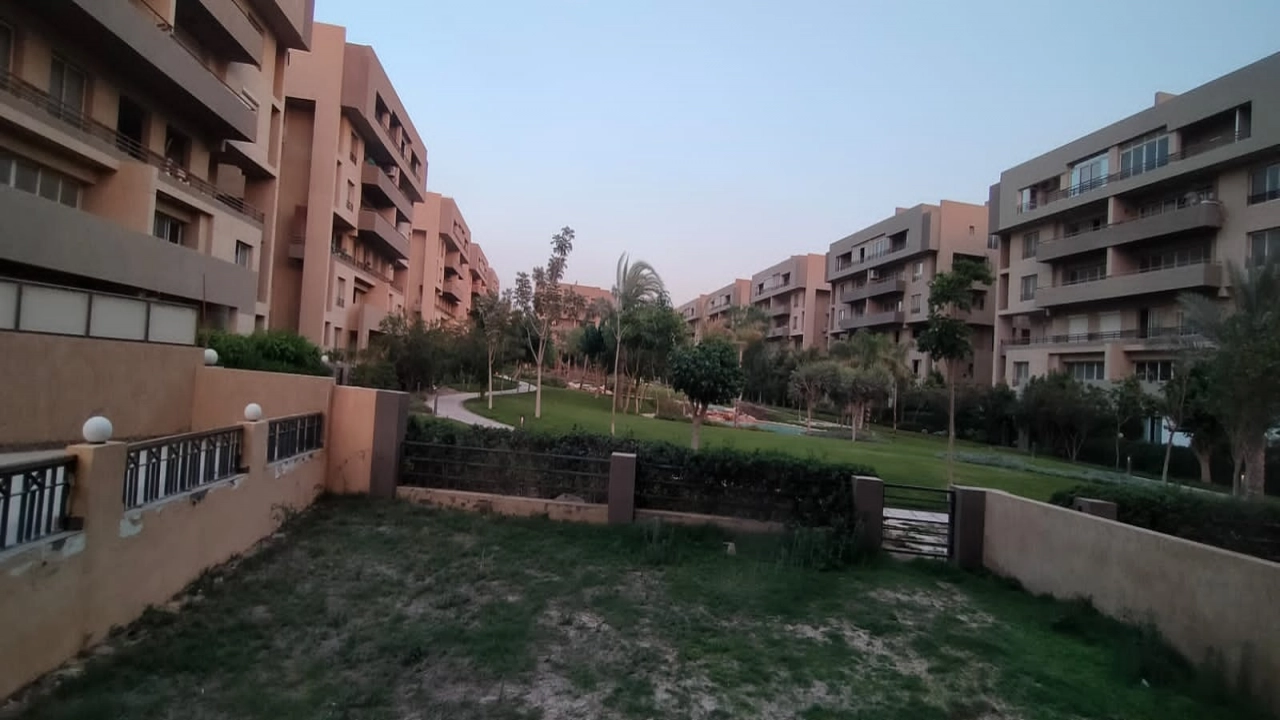 شقة للايجار نصف مفروش في كمبوند في التجمع 4 غرف نوم و4 حمام وريسبشن 4 قطع ومطبخ