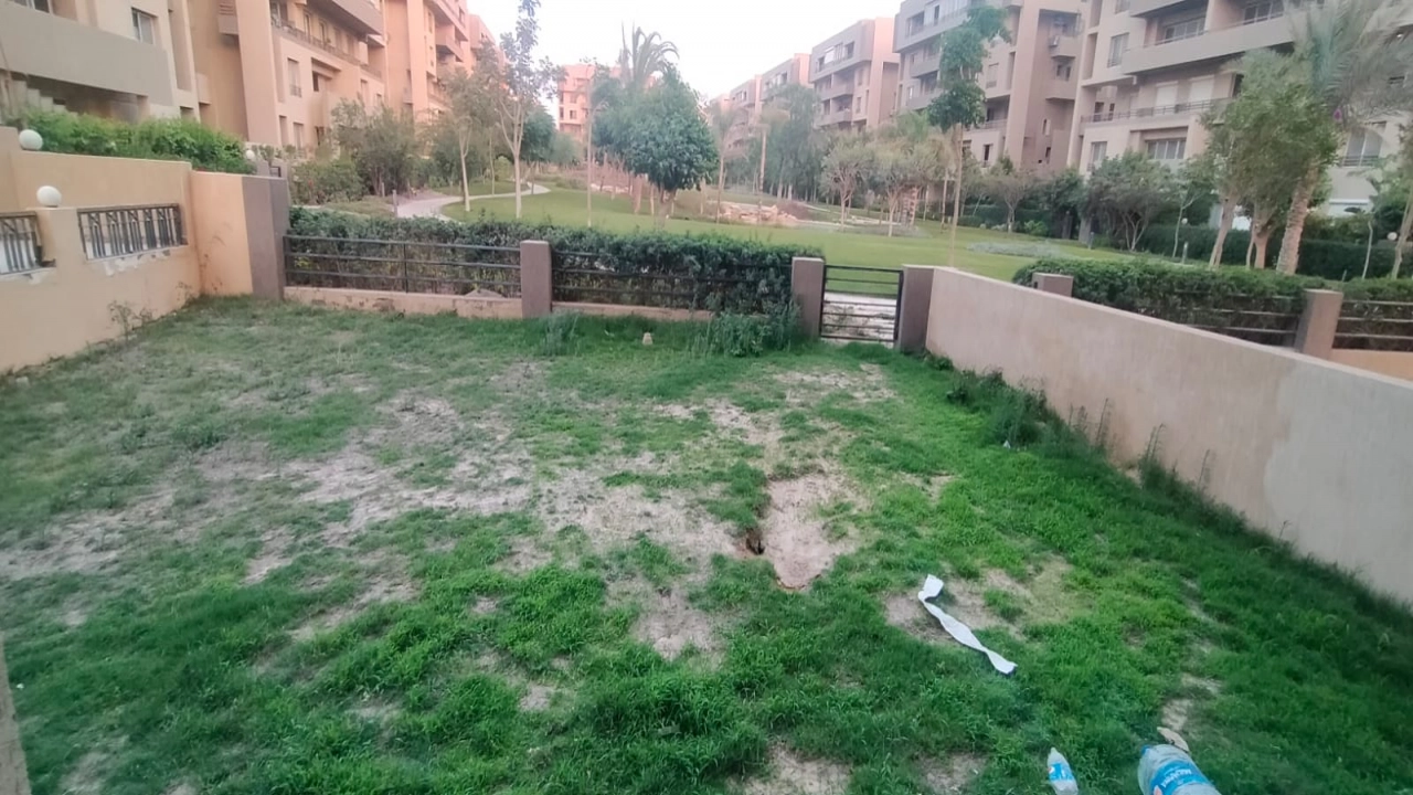 شقة للايجار نصف مفروش في كمبوند في التجمع 4 غرف نوم و4 حمام وريسبشن 4 قطع ومطبخ