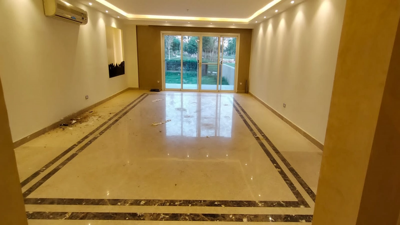 شقة للايجار نصف مفروش في كمبوند في التجمع 4 غرف نوم و4 حمام وريسبشن 4 قطع ومطبخ