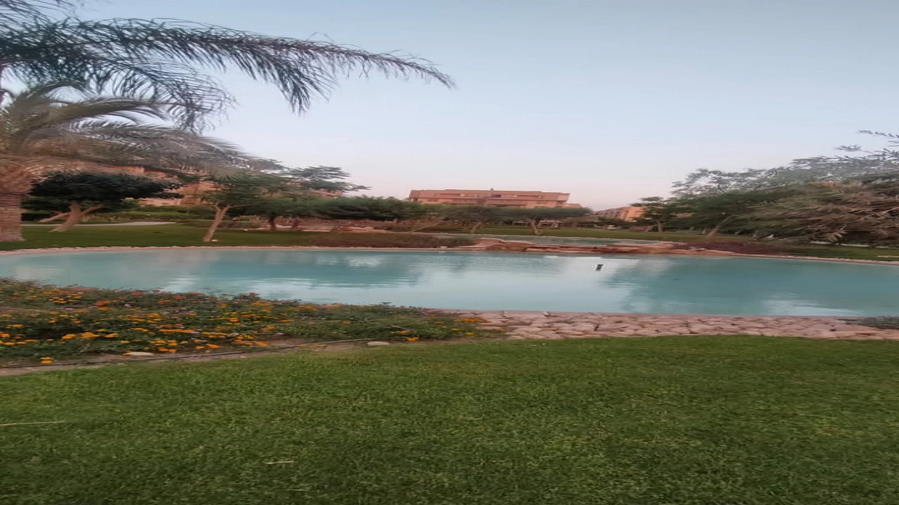 شقة للايجار نصف مفروش في كمبوند في التجمع 4 غرف نوم و4 حمام وريسبشن 4 قطع ومطبخ