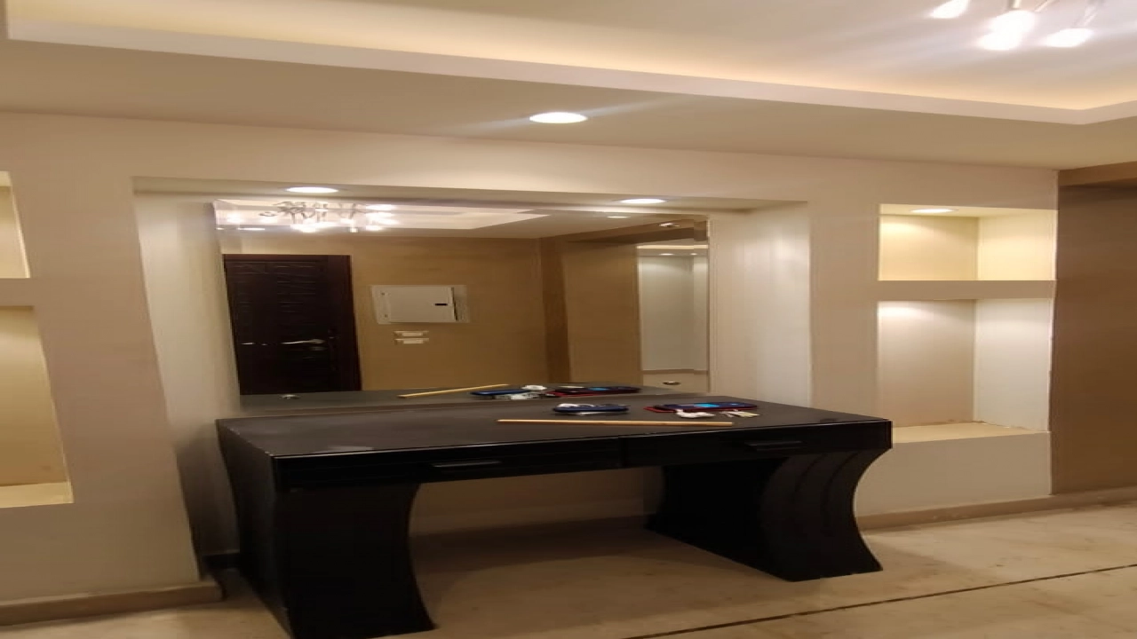 شقة للايجار نصف مفروش في كمبوند في التجمع 4 غرف نوم و4 حمام وريسبشن 4 قطع ومطبخ