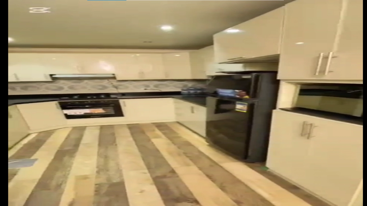 شقة مفروشة  للايجار مكونة من  3 غرف نوم و 2 حمام وريسبشن ومطبخ