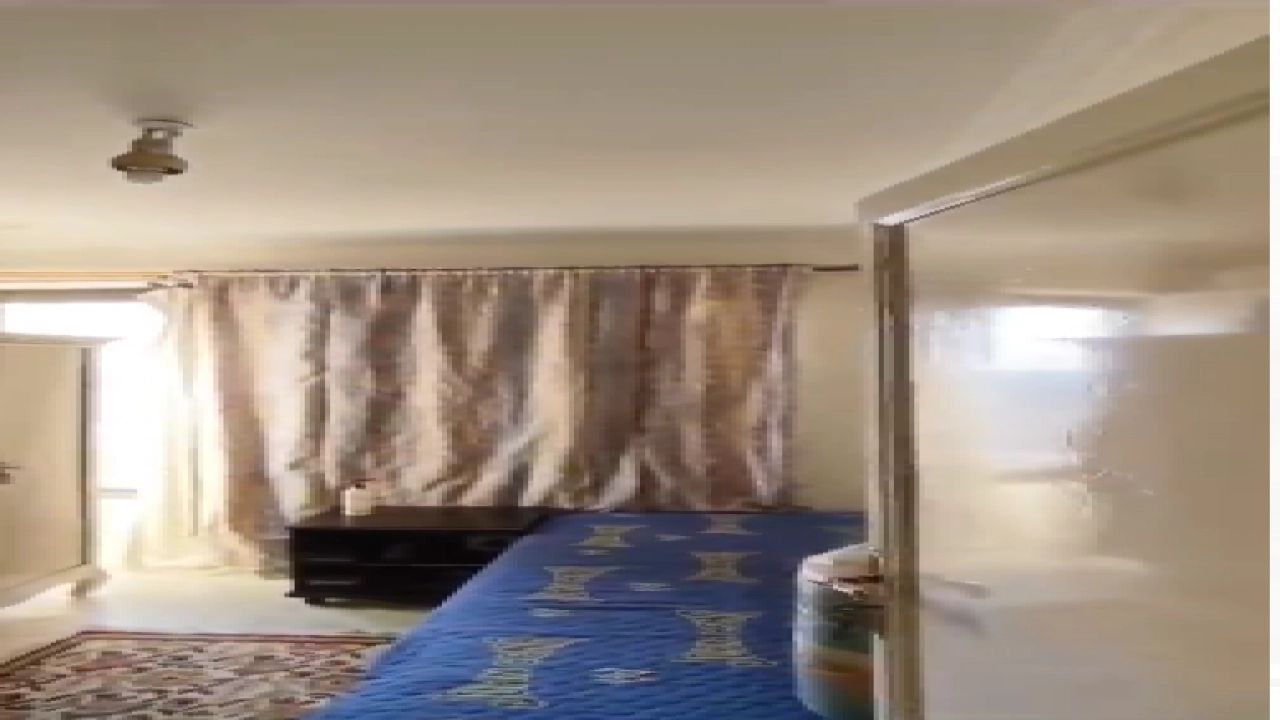 شقه للبيع بدون فرش  مكونة من 3 غرف نوم و1 حمام كبير في موقع مميز بالمهندسين  وقريب من كل الخدمات