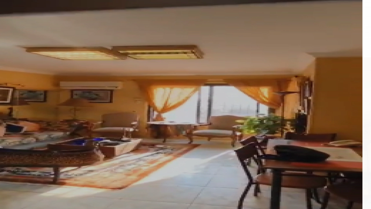 شقه للبيع بدون فرش  مكونة من 3 غرف نوم و1 حمام كبير في موقع مميز بالمهندسين  وقريب من كل الخدمات