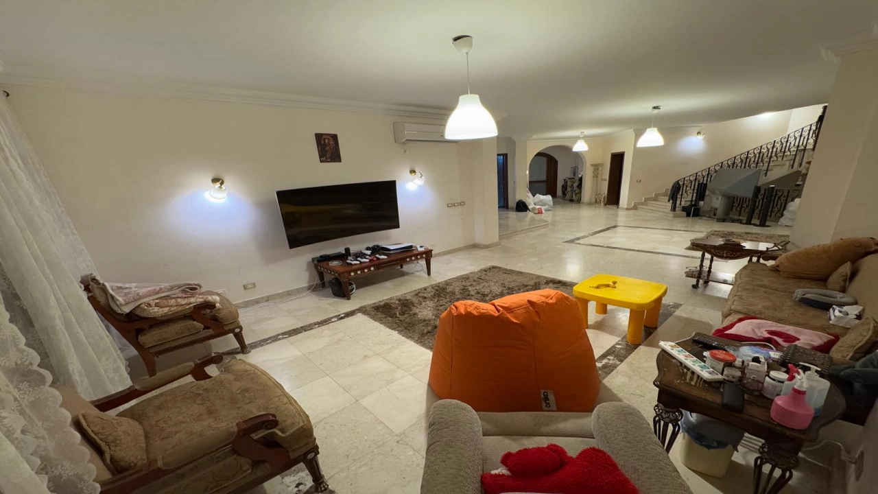 فيلا للايجار مفروشه مكونه من 3 ادوار ارضي واول وروف وريسبشن وحمامات ومطبخ والروف