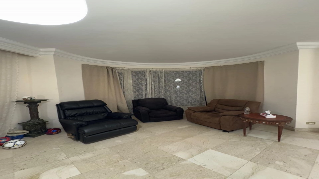 فيلا للايجار مفروشه مكونه من 3 ادوار ارضي واول وروف وريسبشن وحمامات ومطبخ والروف