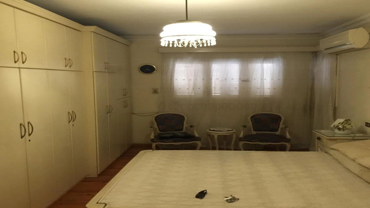 شقة مفروشة للايجار مكونة من 2 غرف نوم  و2 حمام وريسبشن  في مصر الجديدة  وقريبة من كل الخدمات