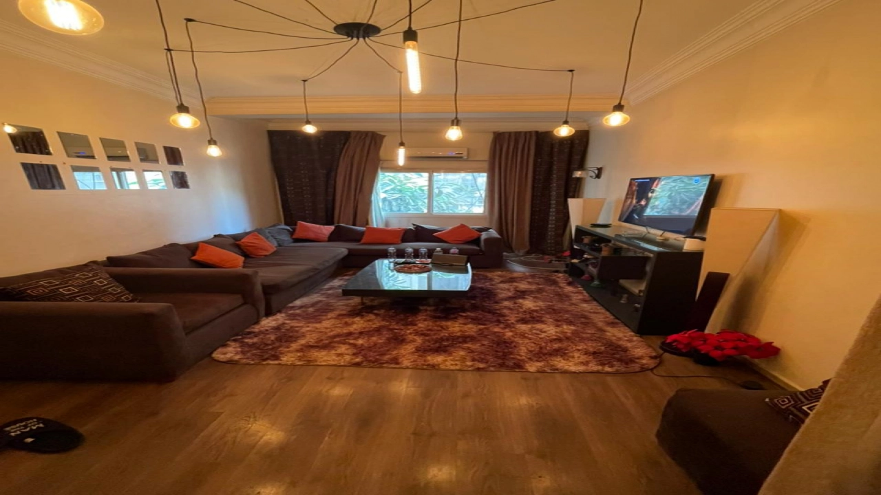 شقة مفروشة للايجار مكونة من 2 غرفة نوم وريسبشن وحمام قريبة من كل الخدمات في حي مميز بالزمالك