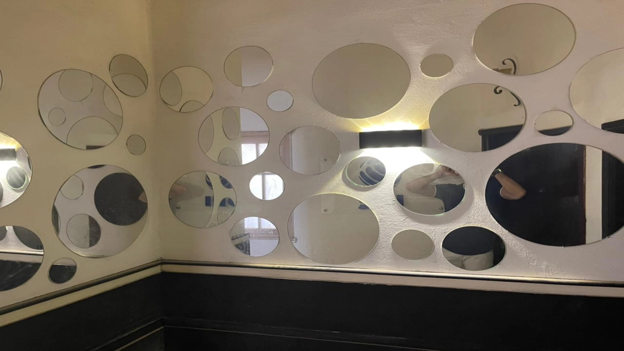 شقة مفروشة للايجار مكونة من 2 غرفة نوم وريسبشن وحمام قريبة من كل الخدمات في حي مميز بالزمالك