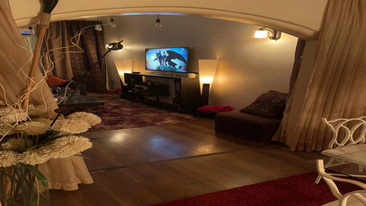 شقة مفروشة للايجار مكونة من 2 غرفة نوم وريسبشن وحمام قريبة من كل الخدمات في حي مميز بالزمالك