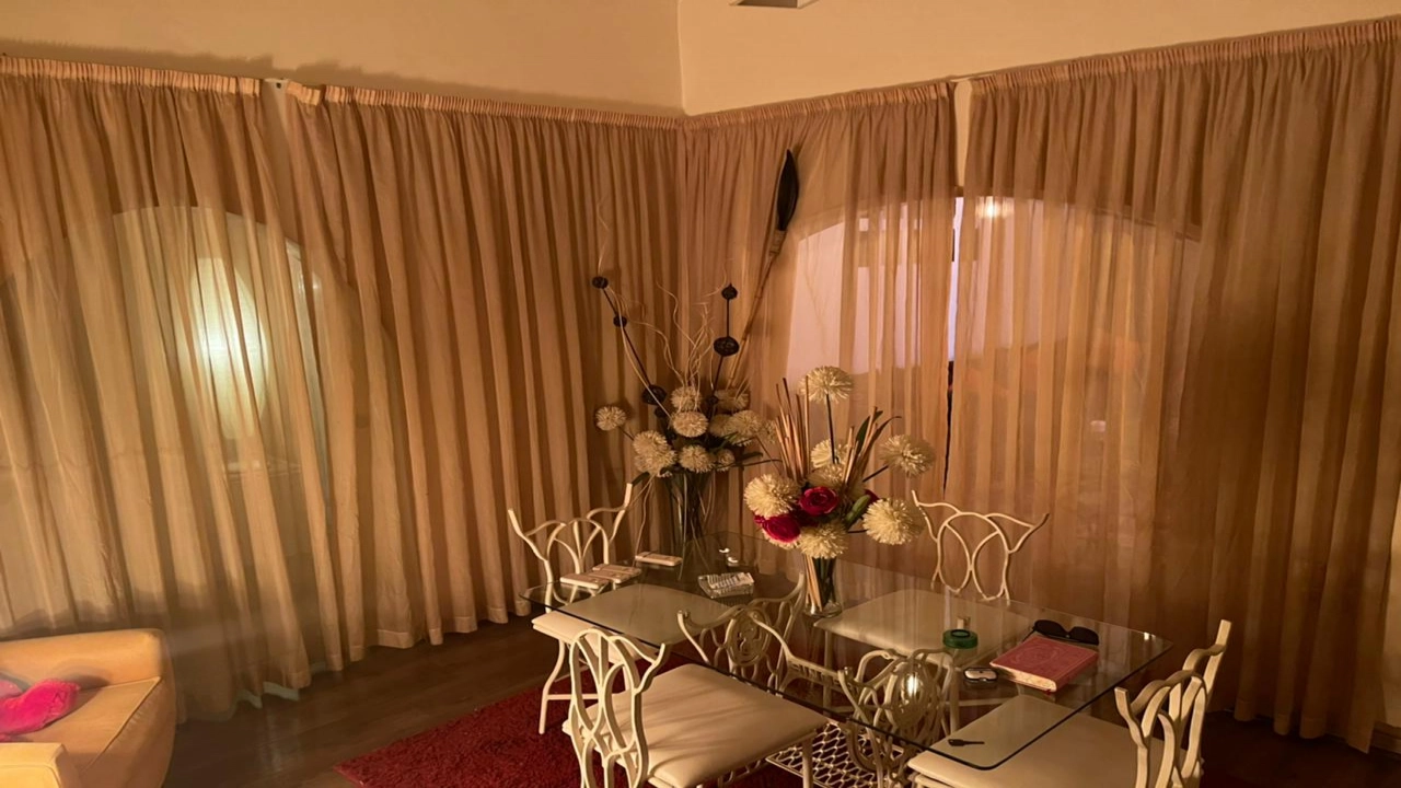 شقة مفروشة للايجار مكونة من 2 غرفة نوم وريسبشن وحمام قريبة من كل الخدمات في حي مميز بالزمالك