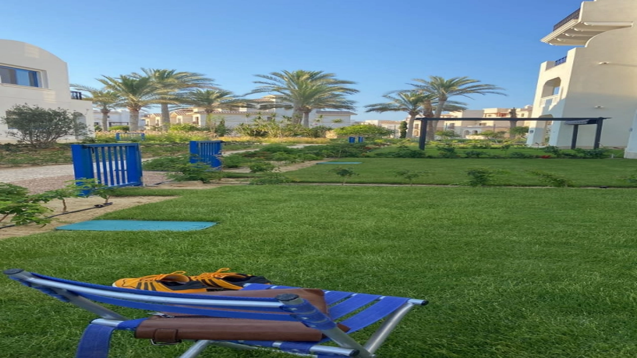 شاليه للايجار في مراسي جريك ارضي بجاردن 2 غرفه