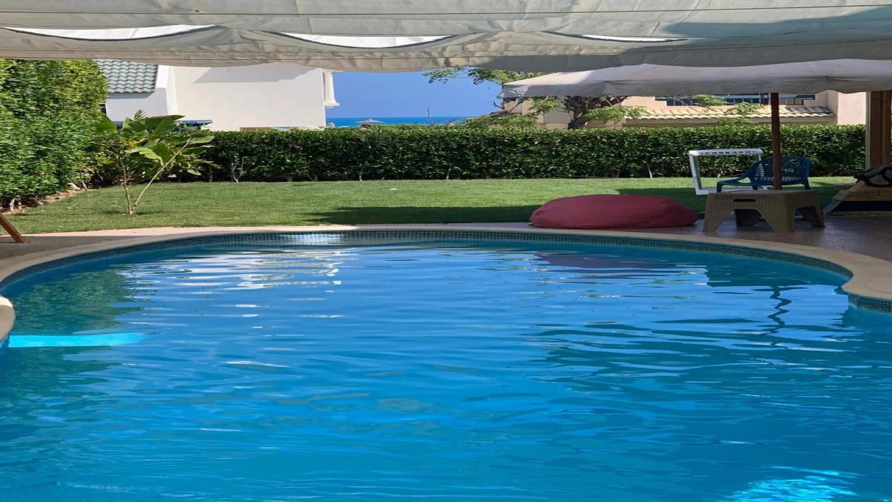 شاليه للايجار في قريه مينا4 3 غرف ارضي بجاردن