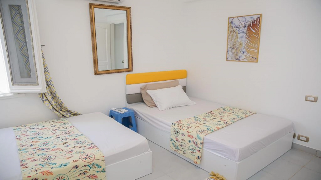 شاليه للايجار في قريه مينا4 3 غرف ارضي بجاردن