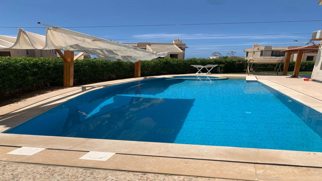 شاليه للايجار في قريه مينا4 3 غرف ارضي بجاردن