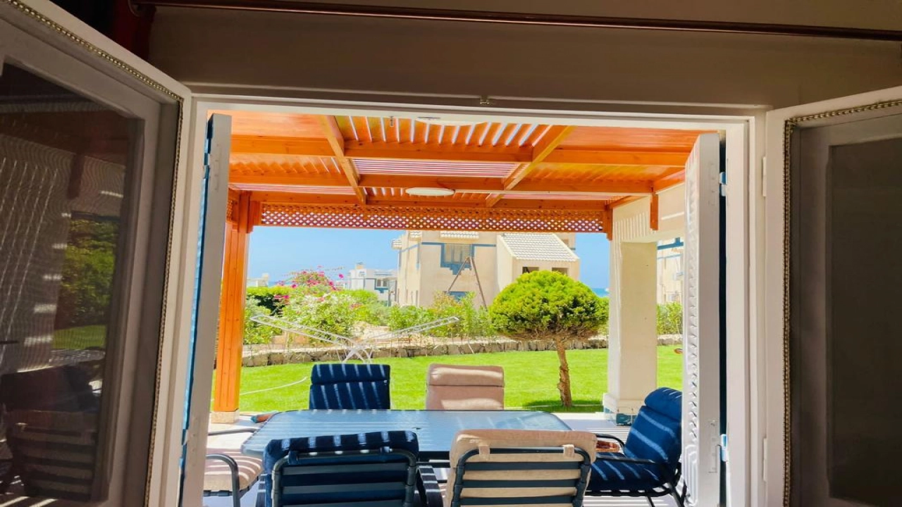 شاليه للايجار في قريه مينا4 3 غرف ارضي بجاردن