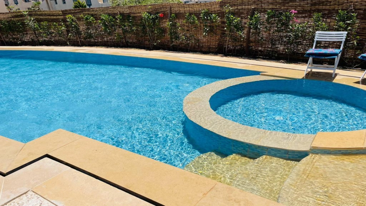 شاليه للايجار في قريه مينا4 3 غرف ارضي بجاردن