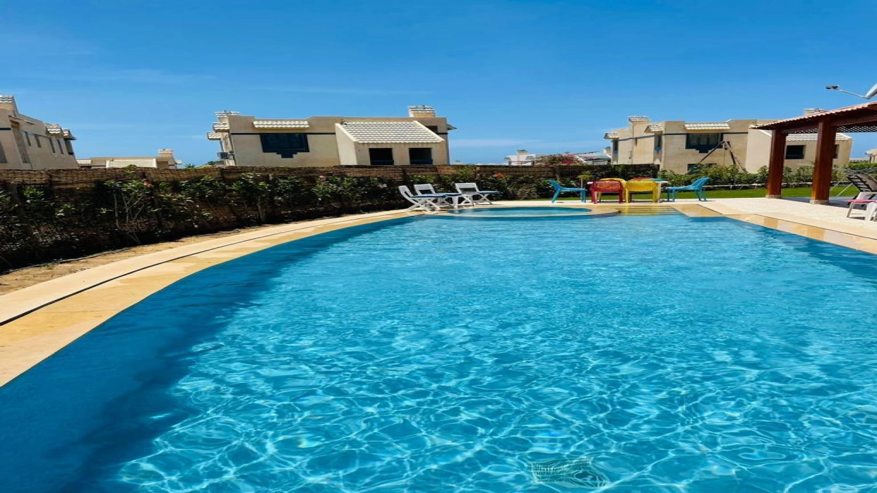 شاليه للايجار في قريه مينا4 3 غرف ارضي بجاردن