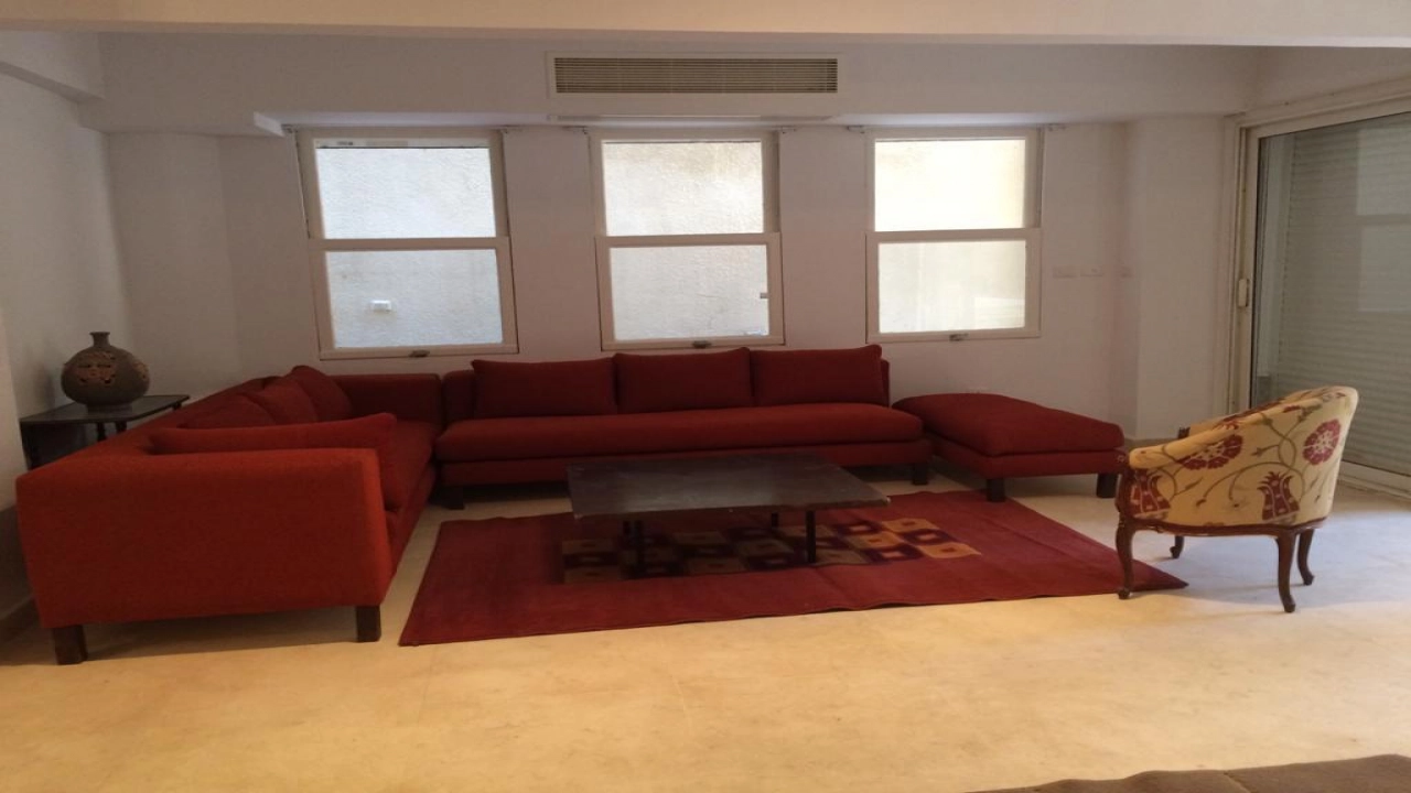 شقة قانون جديد للإيجار تصلح إداري أو سكني - دور أرضي مدخل خاص