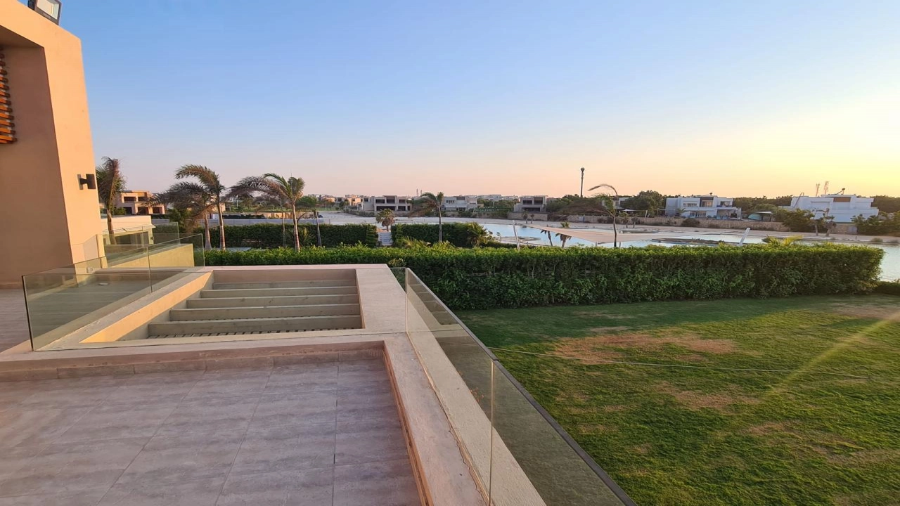 فيلا للايجار صف اول لاجون 5 غرف في هاسيندا باي