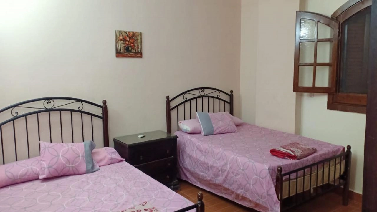 شاليه للايجار في قريه اللوتس الساحل الشمالي الدور الارضي غرفتين