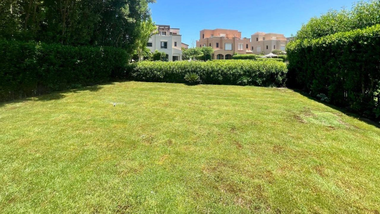 شاليه للايجار ارضي بجاردن في مراسي فيرونا 4 غرف