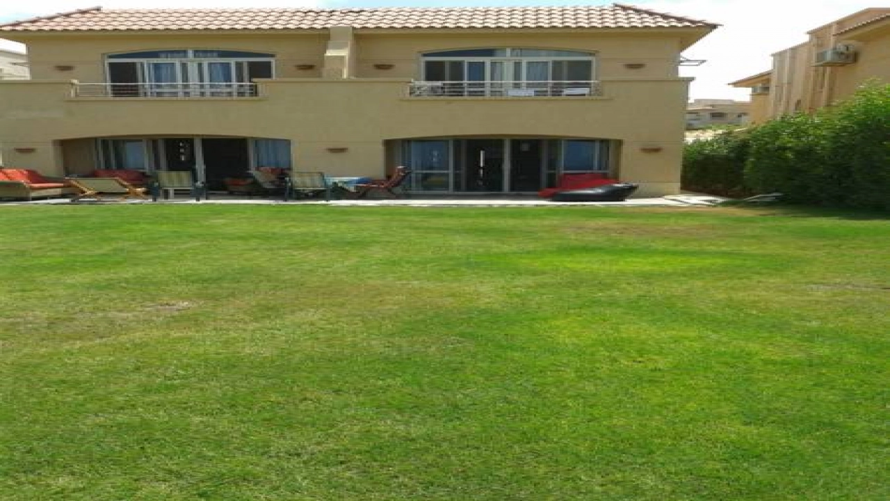 شاليه للايجار ارضي بجاردن في قريه تلال العلمين الساحل الشمالي 3 غرف