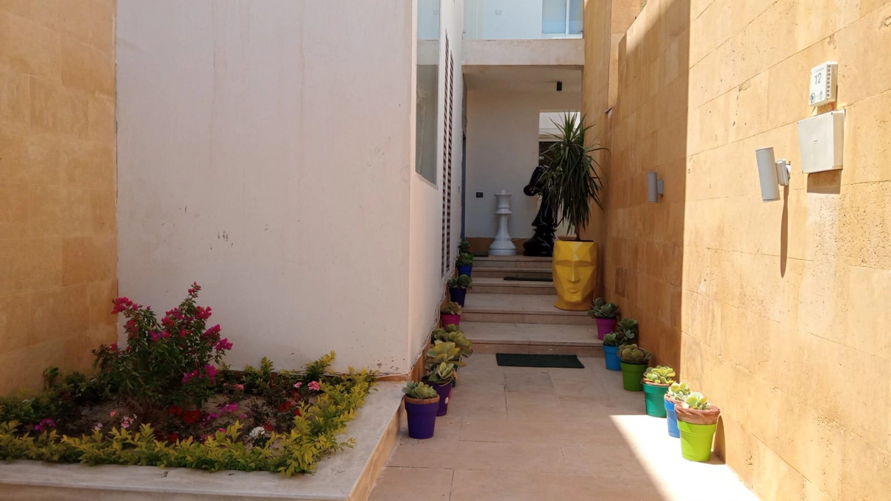 شاليه للايجار بالدور الارضي في سيشيل 4غرف